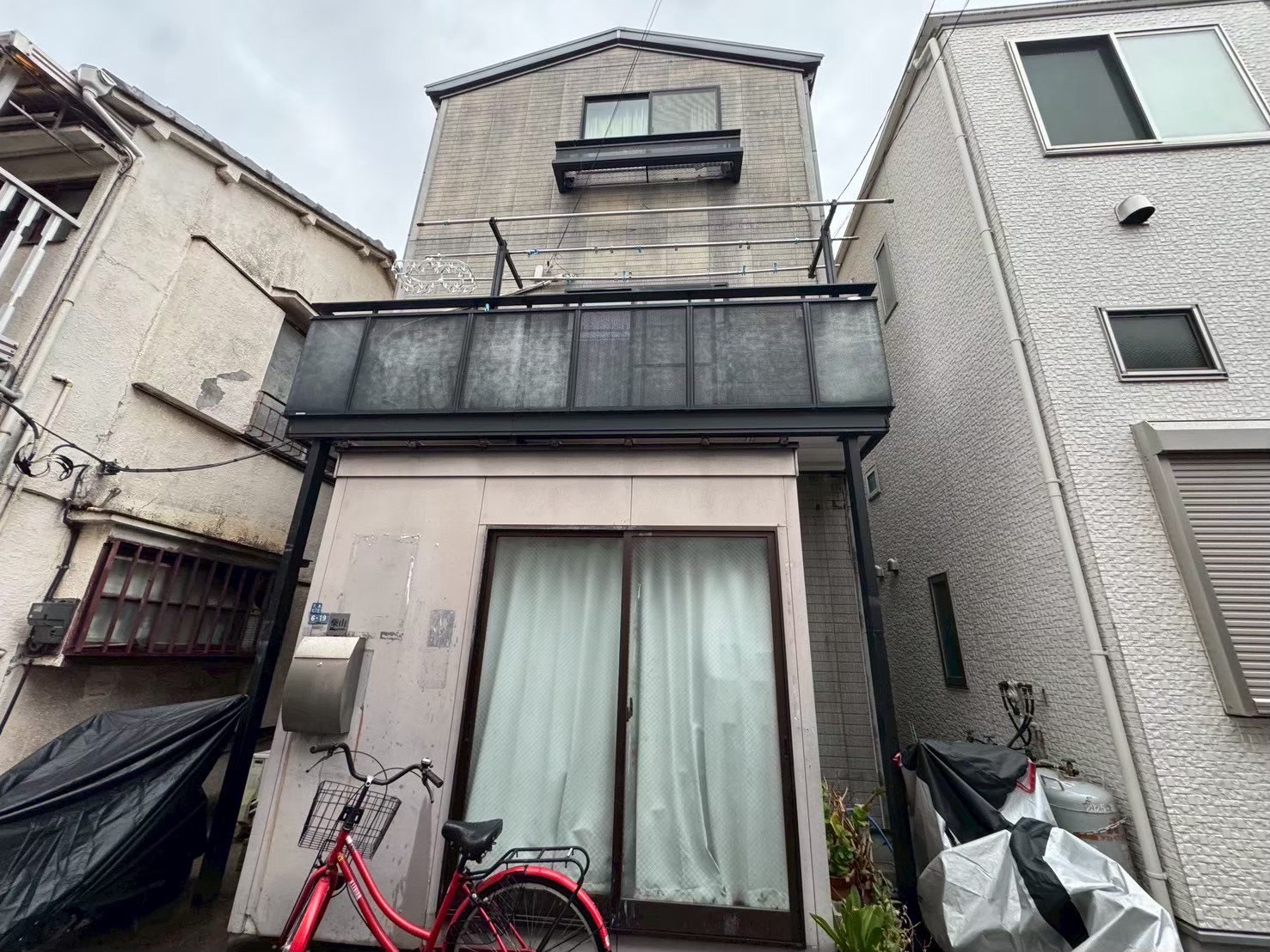 町田市にて外壁塗装+屋根カバー〈サッシ雨漏り修理〉 施工前